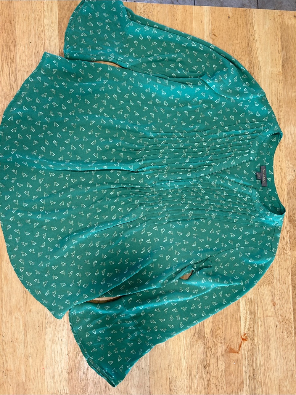 Style & Co. Green Printed V-Neck Pintuck Tunic